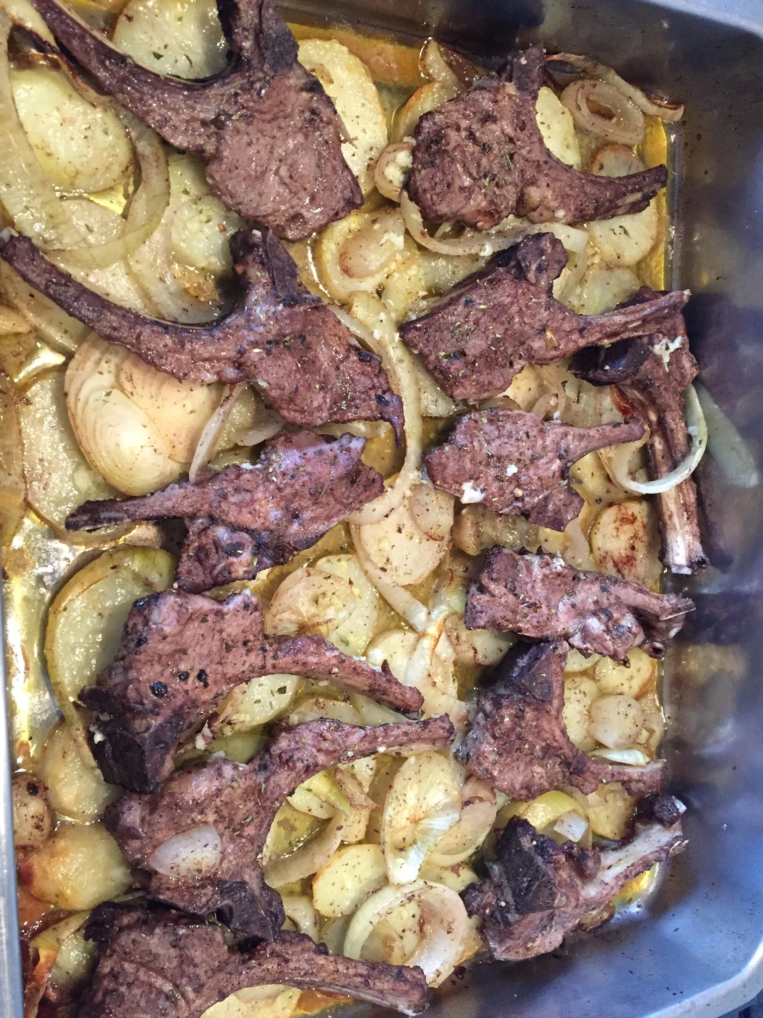 Costeletas de Cordeiro Assadas numa Cama de Cebolas e Batatas
