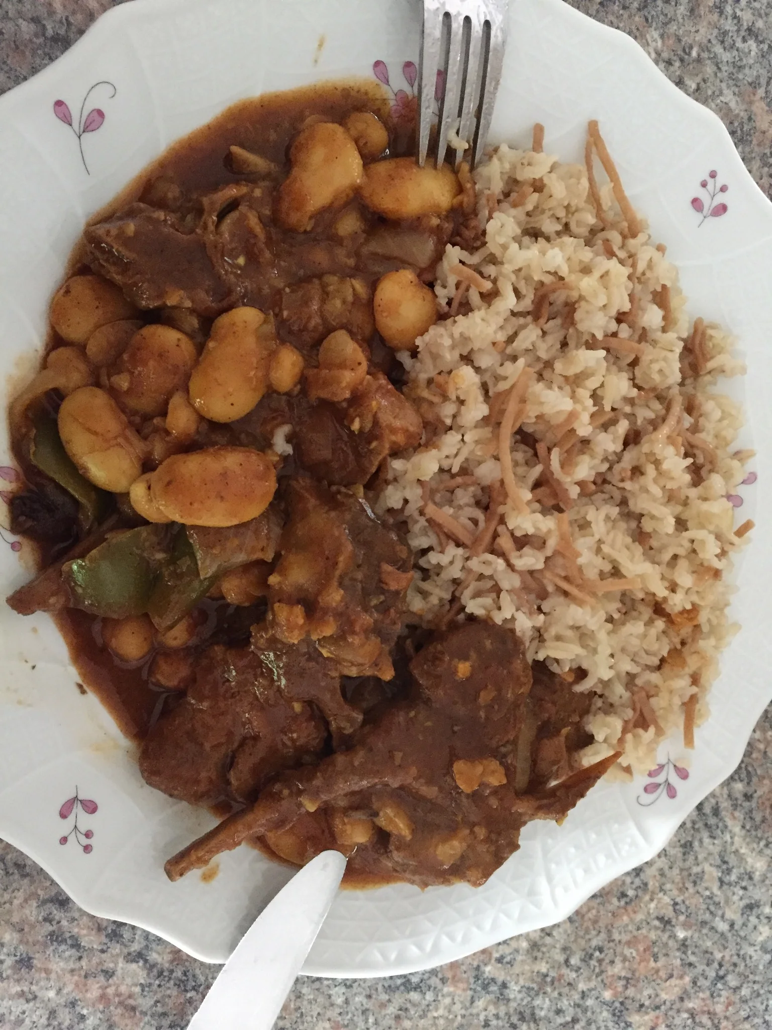 黄油豆和羊排炖菜配细面米饭