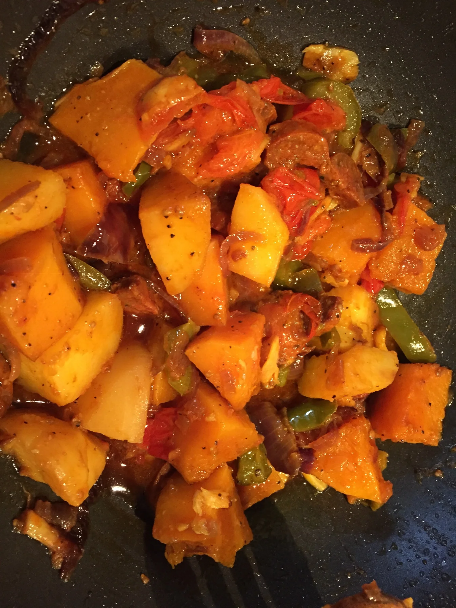 Abóbora Butternut*, Batata, Pimentão Verde, Tomates Cereja & Chorizo Picante