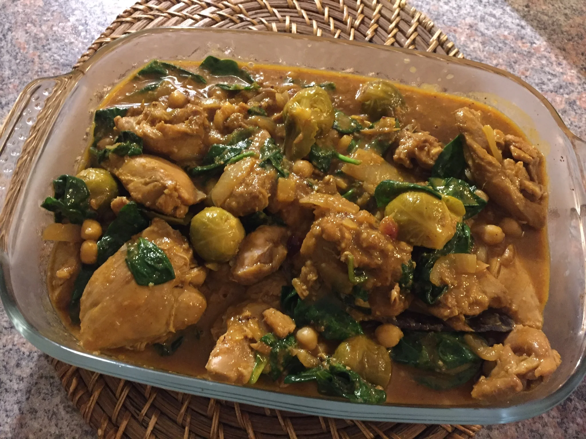 Caril de Frango com Couves de Bruxelas, Espinafres e Grão-de-Bico
