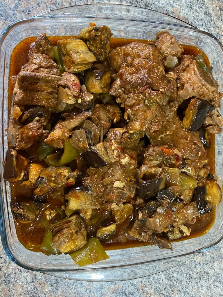 茄子和羊肉番茄酱（Yakhnet Batinjen）