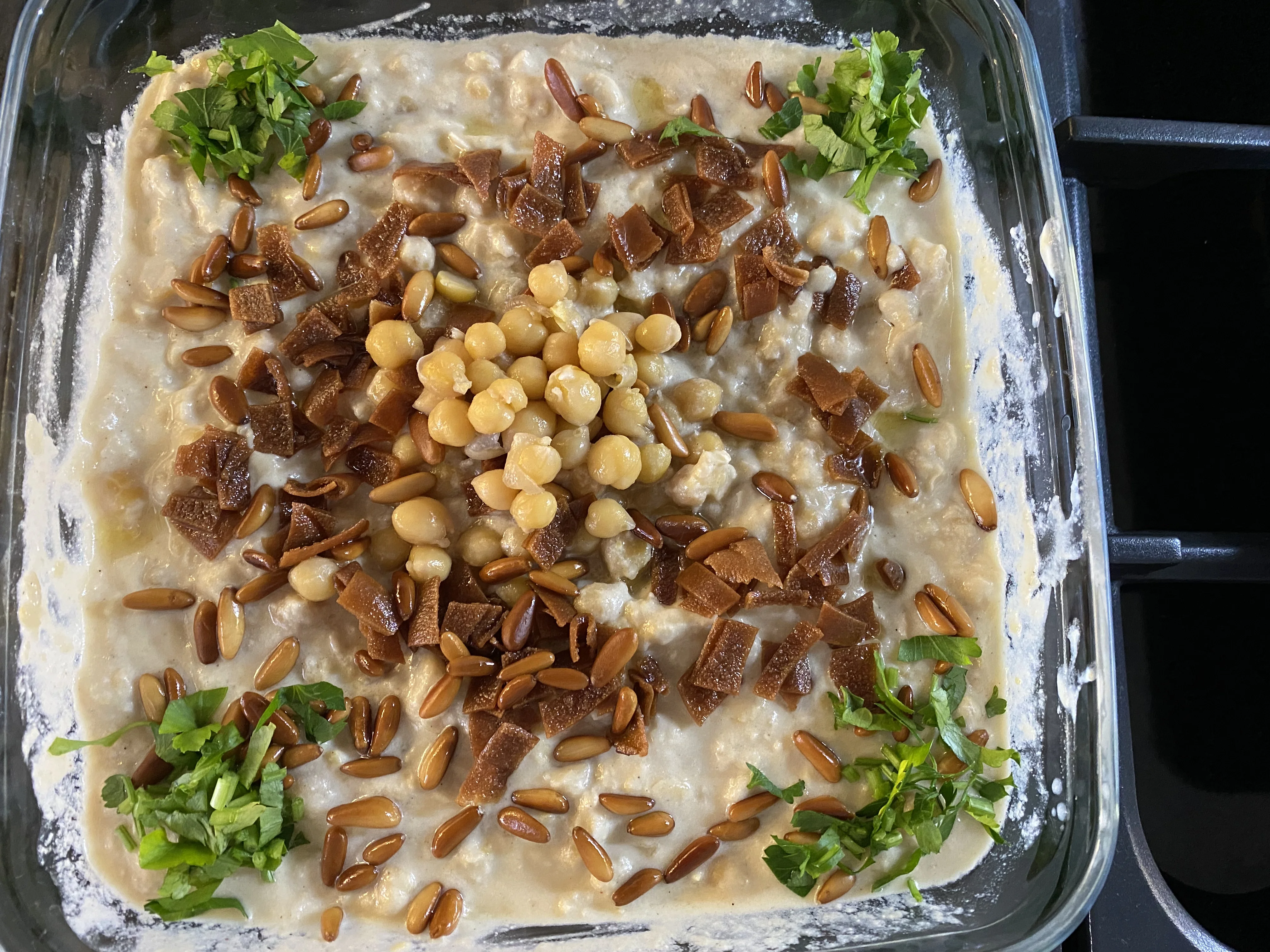 鹰嘴豆泥穆萨巴哈 - 温暖粗糙鹰嘴豆浸渍塔希尼酱