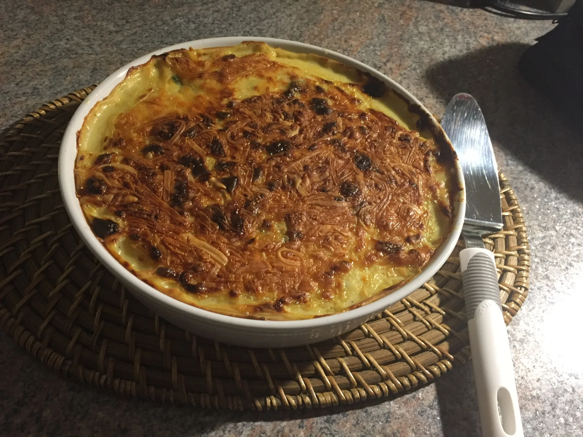 鸡肉、通心粉和菠菜焗烤