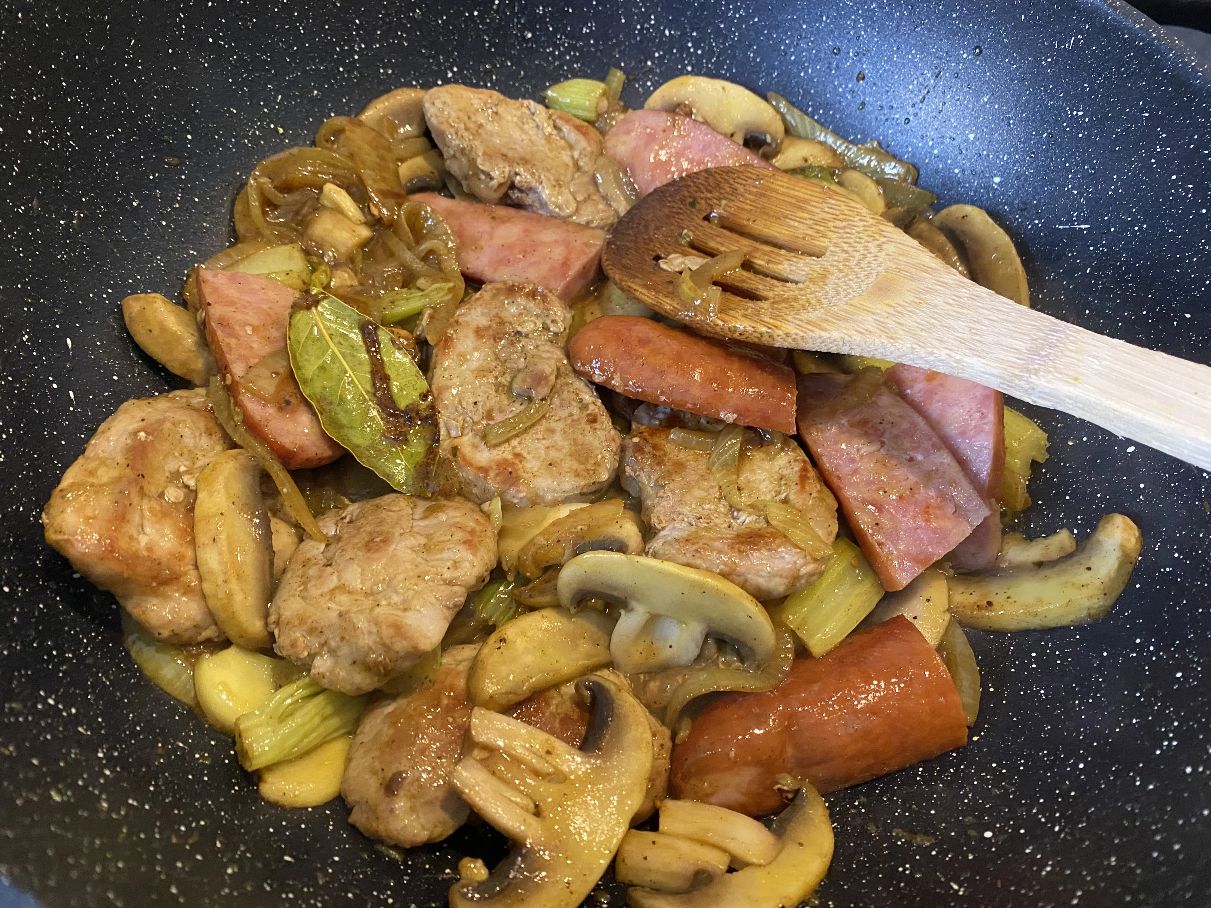 Assado de Lombo de Porco, Kielbasa e Cogumelos
