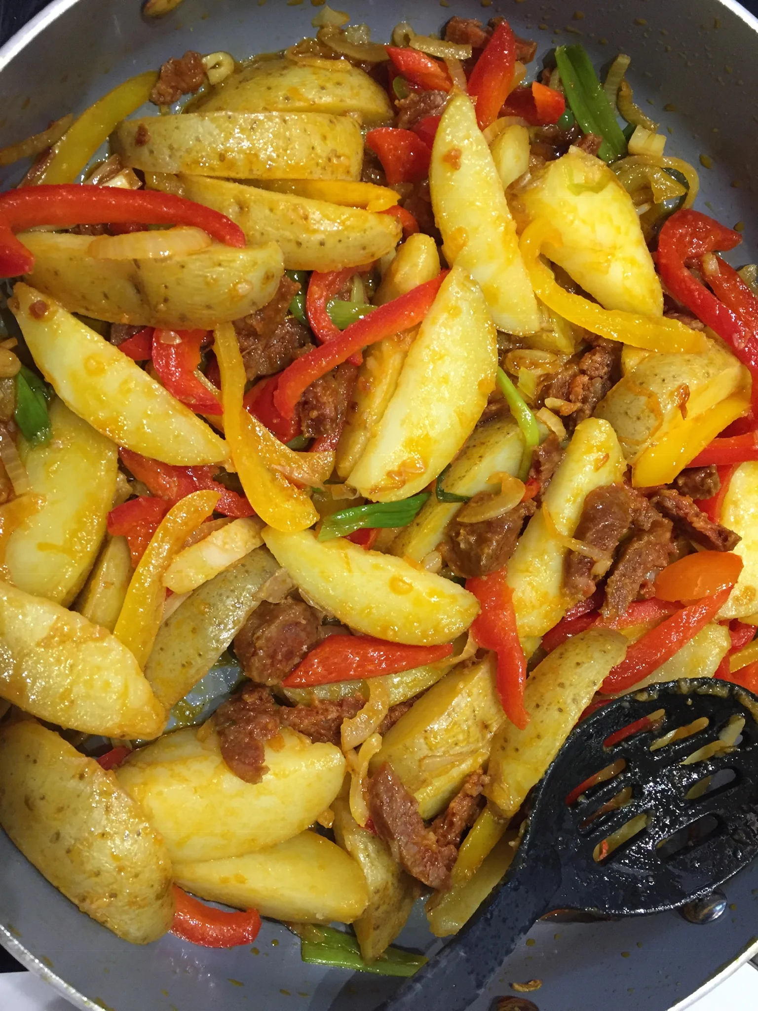 Gomos de Batata, Pimentos e Chouriço Picante
