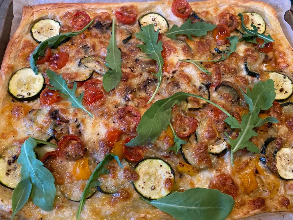 Pizza de Massa Folhada com Legumes e Queijos