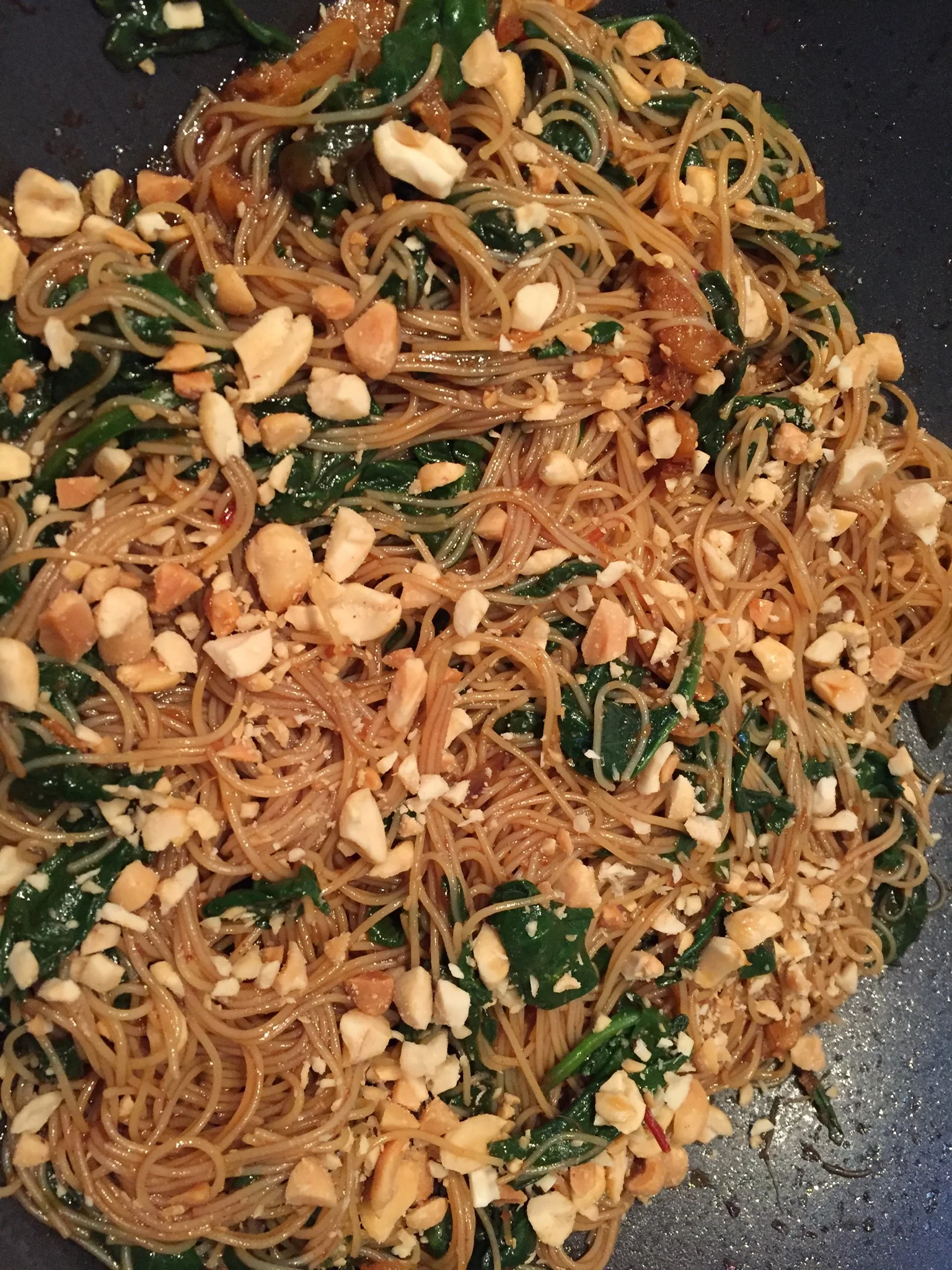 Vermicelli de Arroz com Espinafres Frescos e Amendoins Torrados