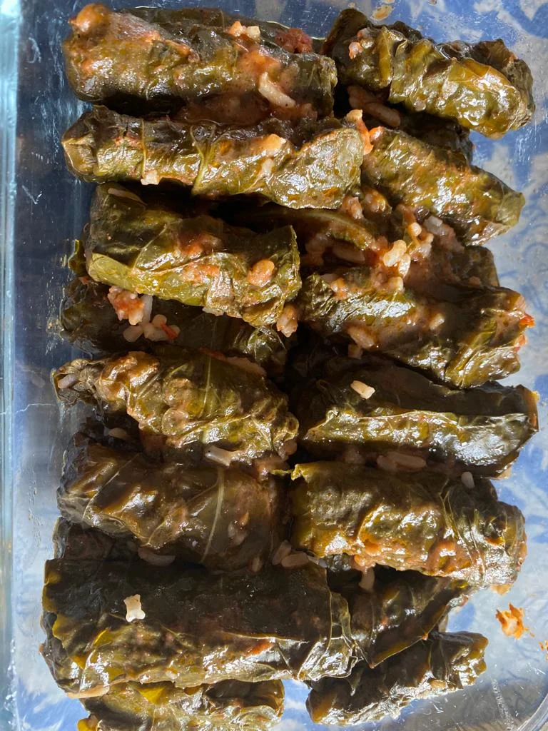 纯素瑞士甜菜叶和葡萄叶卷（或卷心菜叶）